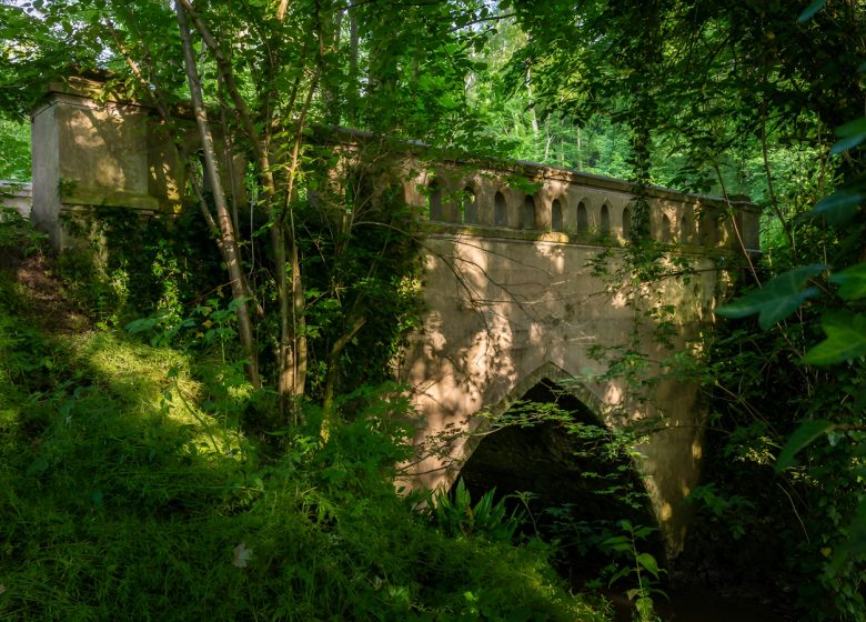 Pont en pierre dans les bois des amis de Jean Bosco à la vallée de l’Odon. / © Thierry Houyel